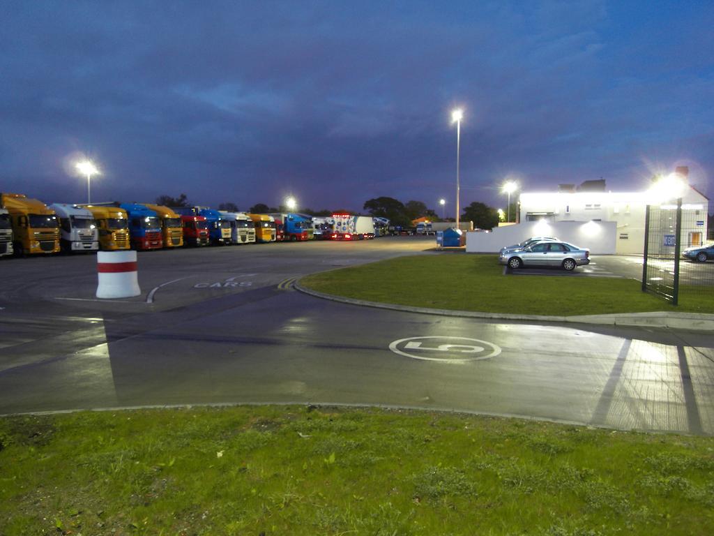 The Stop - Hollies Truckstop Cafe Cannock Bagian luar foto